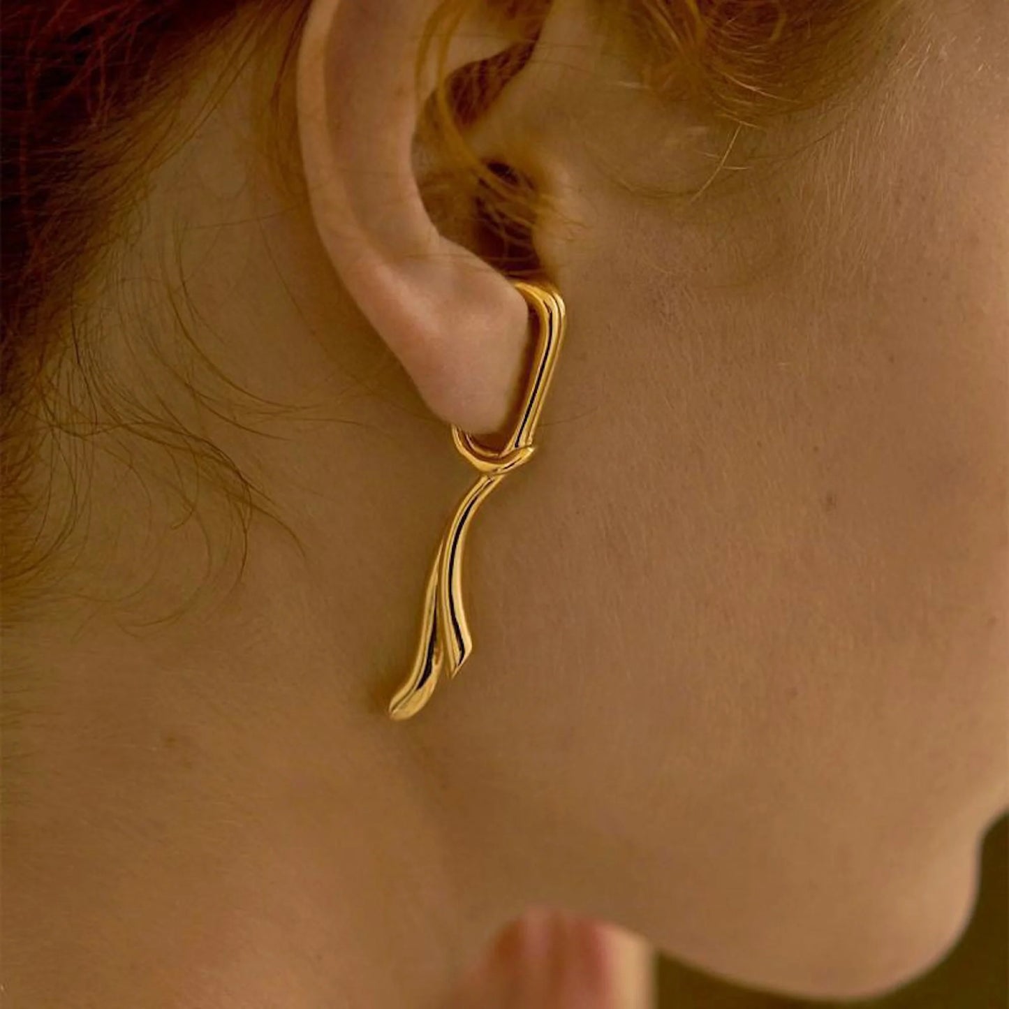Geometric Fluid Design Ribbon Ear cuff Gold