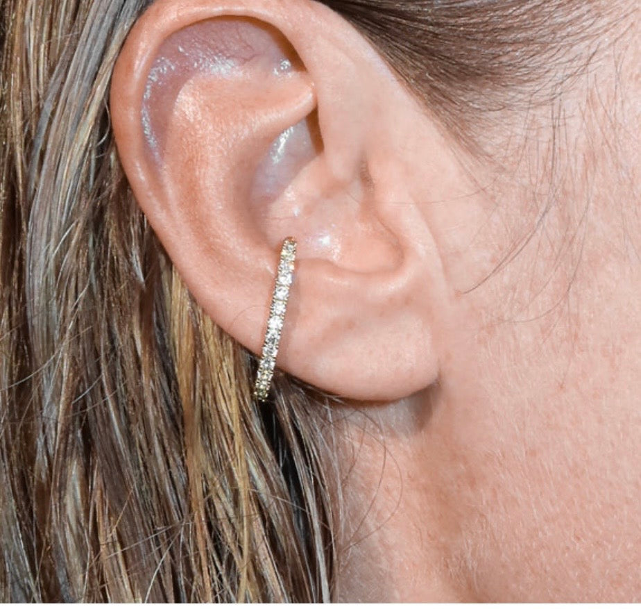 Diamond hug earstud 30 Gold diamond