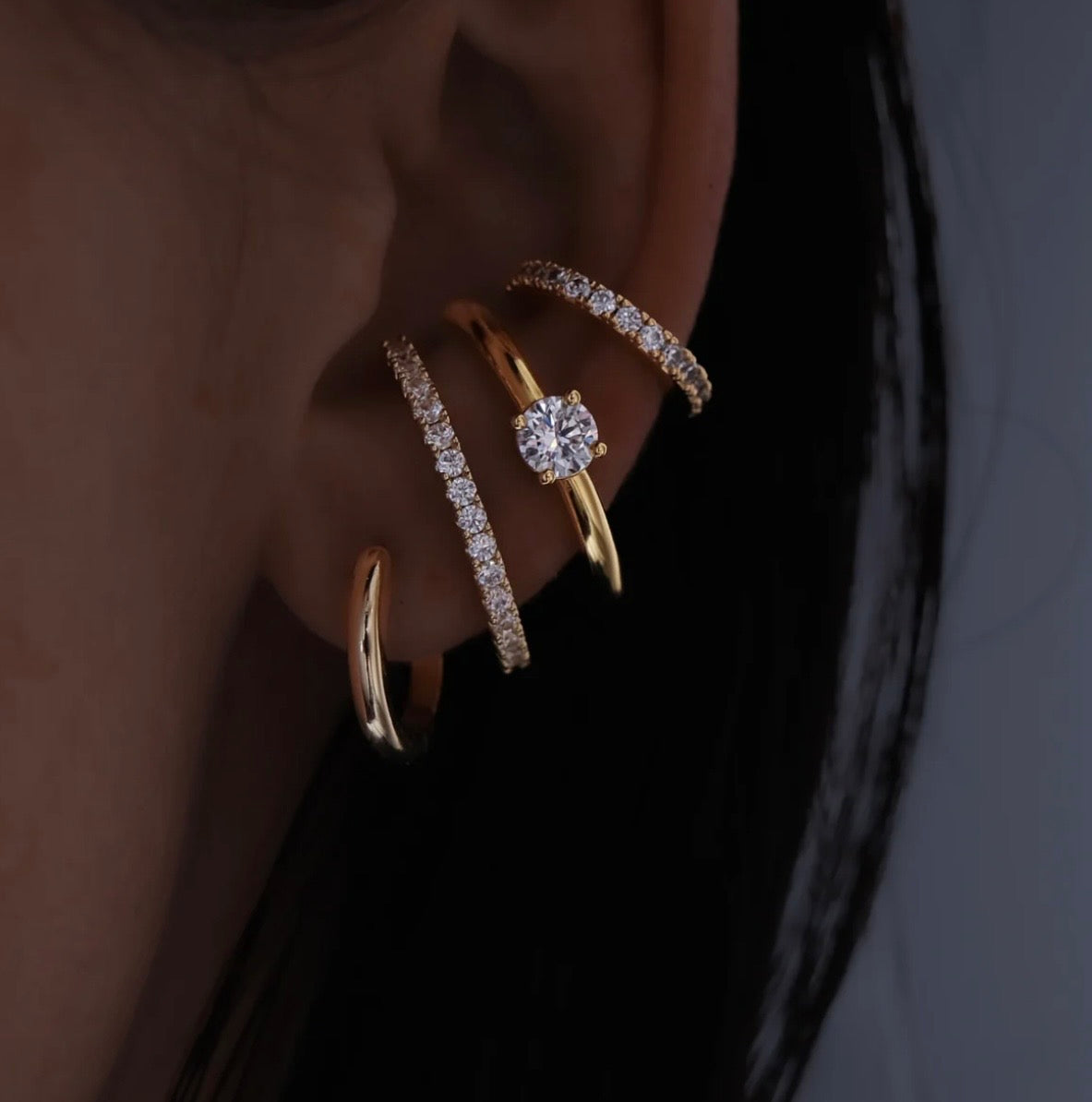 Diamond hug earstud 30 Gold diamond