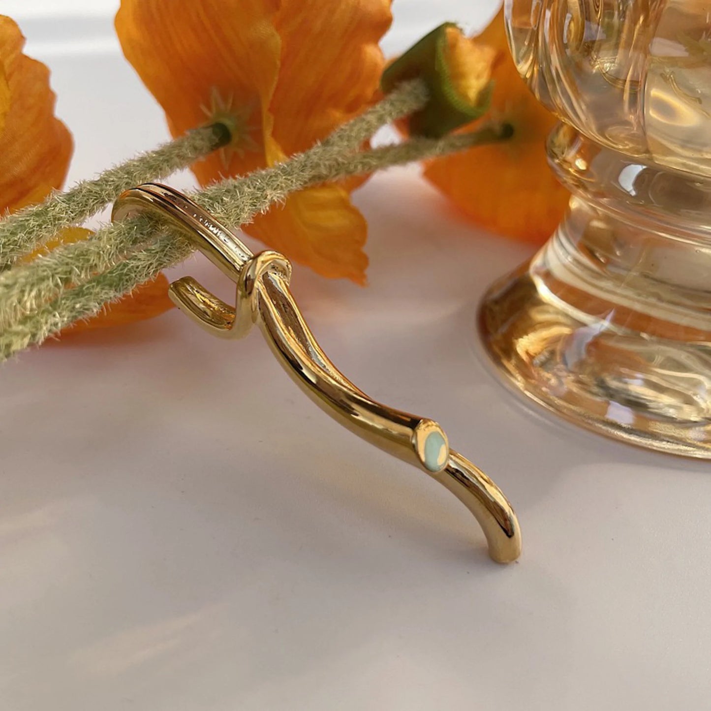 Geometric Fluid Design Ribbon Ear cuff Gold